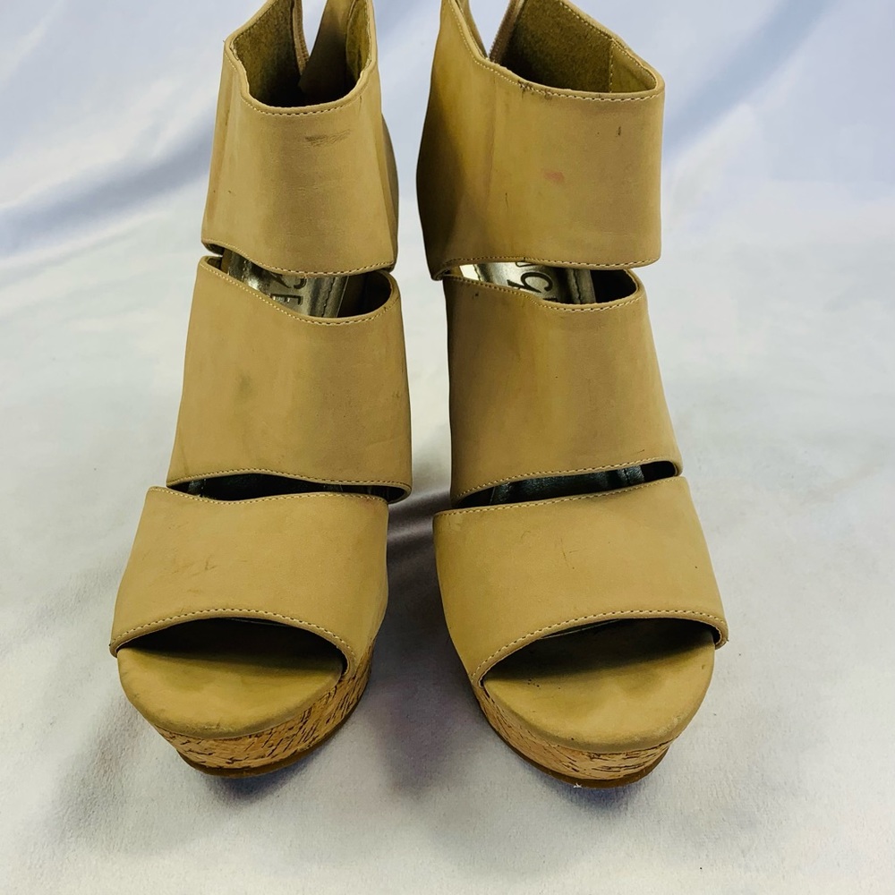 Rouge helium wedge shoe